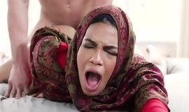 Arab Breast-feed Down Hijab Obtiene Preparado Para Arreglado Matrimonio- Maya Farrell