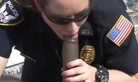 Kvinde betjente sutter stor sort cockping-tom-på-vores-æsler-blackpatrol-hd-72p-