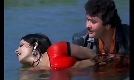 Het förr skådespelerska Rekha Ganeshan våt