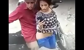 Chica culiando en ague calle