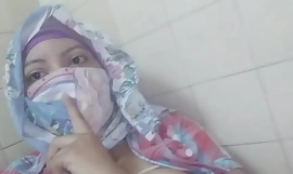 Real Arab عرب وقحة كس Mom Sins In Hijab Hard by Squirting Her Muslim Vagina On Livecam ARABE RELIGIOUS Lovemaking