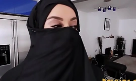 Salope musulmane aux gros seins pov engloutissant couplé avec des mots de taleteller de balustrade relatifs à la burka