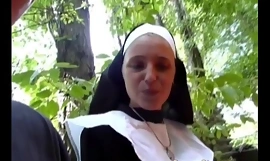 Dumma tysk nunna gillar hästskit