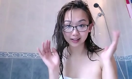Harriet Sugarcookie masturboi suihkussa