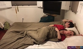 Belle-mère partage le lit avec lass beau-fils - Erin Electra