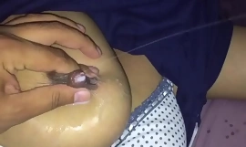 देसी पत्नी स्तनपान - दूधिया स्तन स्क्वरटिंग