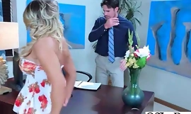 Sexszene im Büro mit Schlampe Hot Busty Girl (Cali Carter) Video-26