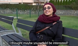 Agent public frumusețe afgană plătește pentru dracu un cocoș mare