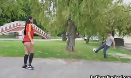 Pulcino di calcio latin chick scambia la palla per il cazzo