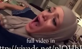 hijab dame pergi ke tempat tidur menghilangkan vagina