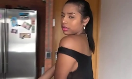 Adolescente colombiana prende un anale doloroso