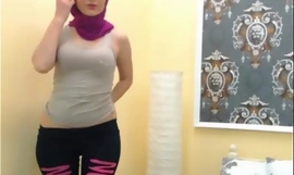 Seksowna arabska muzułmańska hidżab dziewczyna tańczy przed kamerą - Zobacz więcej na EliteArabCams darmowym wideo porno