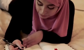 Hermosa hija musulmana Ella Knox disfruta del coito familiar sucio en Dubai