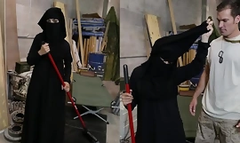 戦利品のツアー-イスラム教徒の女性の女性らしい床がホーン狂ったアメリカの兵士に気づかれる