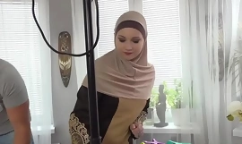 Eine muslimische Reinigungstochter wurde bestraft, weil sie nichts gesehen hatte, um fade away Homework abzuschließen