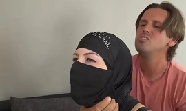 امرأة مسلمة ترضي صديقها