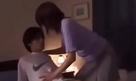 Азиатская японская мама Lovley трахается с сыном