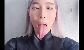 Ahegao salope avec la langue douloureuse
