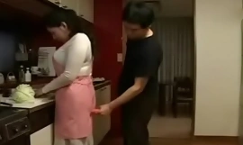 Horká japonská asijská máma šuká svého syna zhruba v kuchyni