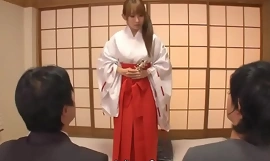 Девушка из японского храма Юи Мисаки устроила незапланированный секс втроем без цензуры