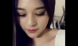 Schönes chinesisches Mädchen amüsiert sich mit Sexspielzeug und Live-Performance-Show @ Pornofilm livepussy.site