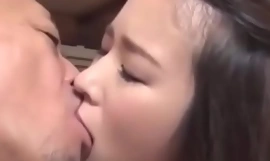 Um menino com uma jovem esposa se beijando · _ Corpo não autorizado de espírito Azusa Arai