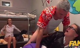 Fake Hostel Sniffing Uni dziewczyny dupki squirting drżenie orgazmy