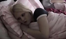 Remaja mendorong ke dalam a pantang larang tidur seks dengan knob dan sis
