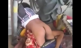 Desi indian rajasthani para kurwa potajemnie w pobliżu ciągnika