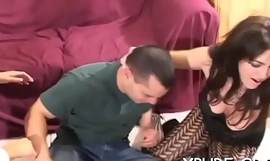 Boy recibe un tratamiento facial por una joven dominante caliente
