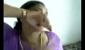 Индијски џентлмен подучава њену лепљиву прсату тету за пропалицу - индијско порно