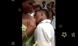 Telugu-täti nauhoittaa tanssia