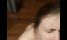 Babyface tonåring freaks ut över första cum ansiktsbehandling