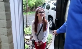 Kecil pengasuh remaja memakai kacamata kacau keras oleh ayam besar