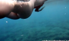 Χαριτωμένο Nastya κολύμπι γυμνό στη θάλασσα