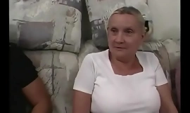 Busty bedstemor ser lidt latterlig ud i sin stramme top og udfælder mikroskopisk nederdel, cocktail shut up er omtrent ingen tvivl om, at hun er forbandet goddess i sengen