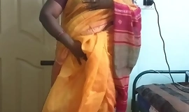desi indiano com tesão tamil telugu kannada malayalam hindi traidor esposa vanitha vestindo cor laranja saree mostrando peitos grandes e buceta raspada aperte seios duros aperte beliscão esfregando buceta masturbação