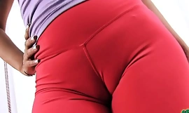 Big BUBBLE Tush Latina en ajustados pantalones de yoga tiene un CAMELTOE PROFUNDO y Big Hooters