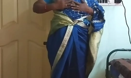 des indian excitat înșelăciune tamil telugu kannada malayalam hindi soție vanitha purtând saree de culoare albastră care prezintă țâțe mari și păsărică ras apăsați țâțe tari apăsați țâțe frecare păsărică masturbarea