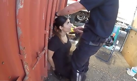 Jebi policajce - Latino loša djevojka uhvaćena kako sisa policajčev kurac