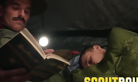 ScoutBoys - Austin Young szar kinti sátorban idősebb apu