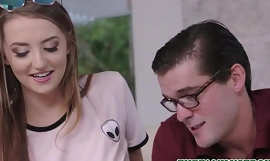 Nette geile Teen Stiefschwester Avery Adair bekommt ihre Stiefmutter zurück, indem sie Chunky Unearth Nerdy Stiefbruder fickt