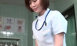 Une femme médecin japonaise sous-titrée CFNM donne une branlette à un patient