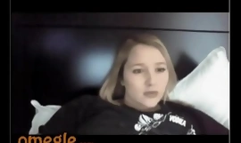 Фигуристая девушка с мокрой киской перед вебкамерой - игра Omegle Dare