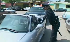 Attraherar kvinnlig polis jävla