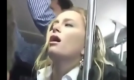 Blonda fierbinte a bâjbâit pe un autobuz