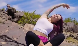 Mummy tatuată Monique Alexander yoga dracu în aer liber