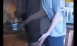 Sexe femme baisée dans la cuisine