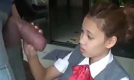 Azijska školarka otvara zatvaranje u vezi s povlačenjem napuhavanjem kazivanjem flanelom