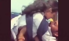 印度年轻的学生被她的老师搞砸了。绝对热。必须注意
